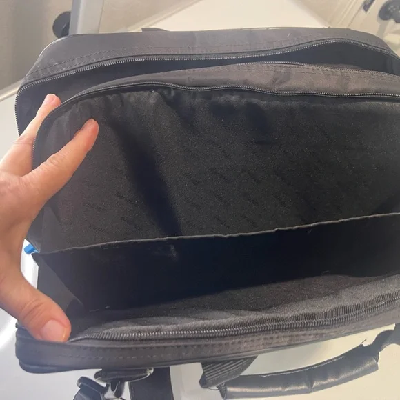 Targus Two-Tone Laptop Bag - Picture 7 of 11